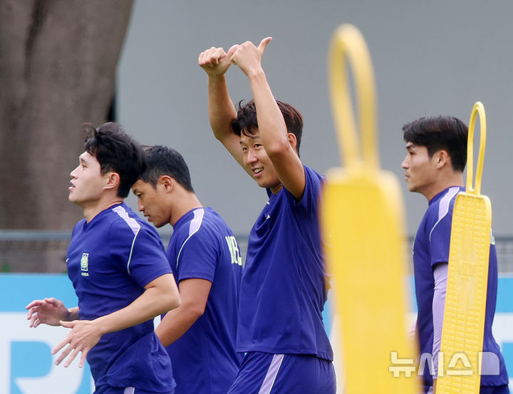 [사포판(멕시코)=뉴시스] 김명년 기자 = 축구 국가대표팀 손흥민이 17일(현지 시간) 멕시코를 상대로한 월드컵 조별리그 2차전을 앞두고 멕시코 과달라하라 인근 사포판에 위치한 베이스캠프 훈련장 치바스 바예 베르데에서 훈련 중 양손 엄지손가락을 들어보이고 있다. 2026.06.18. kmn@newsis.com