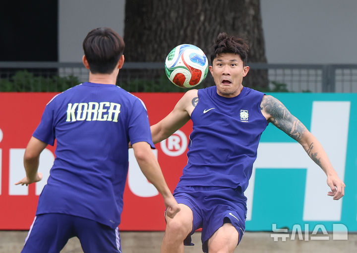 [사포판(멕시코)=뉴시스] 김명년 기자 = 축구 국가대표팀 김민재가 17일(현지 시간) 멕시코를 상대로한 월드컵 조별리그 2차전을 앞두고 멕시코 과달라하라 인근 사포판에 위치한 베이스캠프 훈련장 치바스 바예 베르데에서 훈련하고 있다. 2026.06.18. kmn@newsis.com