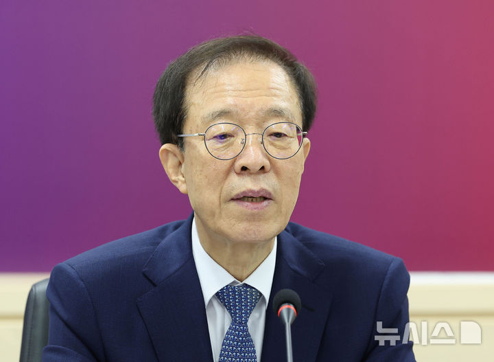 [서울=뉴시스] 조수정 기자 = 이석연 국민통합위원회 위원장이 18일 오전 서울 종로구 정부서울청사에서 지휘자 진솔에게 홍보대사 위촉장을 수여하기 앞서 인사말 하고 있다. 2026.06.18. chocrystal@newsis.com