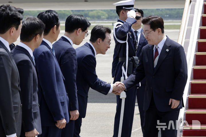 [성남=뉴시스] 최동준 기자 = G7 정상회의 등 유럽 순방 일정을 마친 이재명 대통령이 18일 경기 성남 서울공항에 도착해 김민석 국무총리와 인사하고 있다. 2026.06.18. photocdj@newsis.com