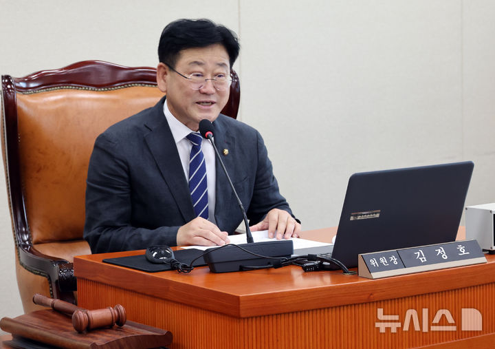 [서울=뉴시스] 최진석 기자 = 기후위기 특별위원회 위원장인 김정호 더불어민주당 의원이 지난 18일 여의도 국회에서 열린 기후위기특위 전체회의에서 발언하고 있다. 2026.06.18. myjs@newsis.com