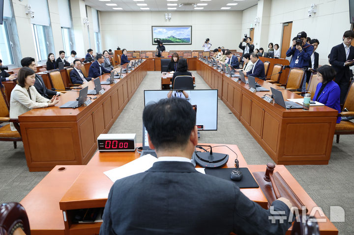 [서울=뉴시스] 최진석 기자 = 기후위기 특별위원회 위원장인 김정호 더불어민주당 의원이 18일 여의도 국회에서 열린 기후위기특위 전체회의에서 의사봉을 두드리고 있다. 2026.06.18. myjs@newsis.com