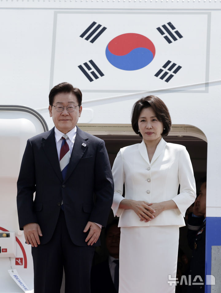 [성남=뉴시스] 최동준 기자 = G7 정상회의 등 유럽 순방 일정을 마친 이재명 대통령과 김혜경 여사가 18일 경기 성남 서울공항에 도착하고 있다. 2026.06.18. photocdj@newsis.com