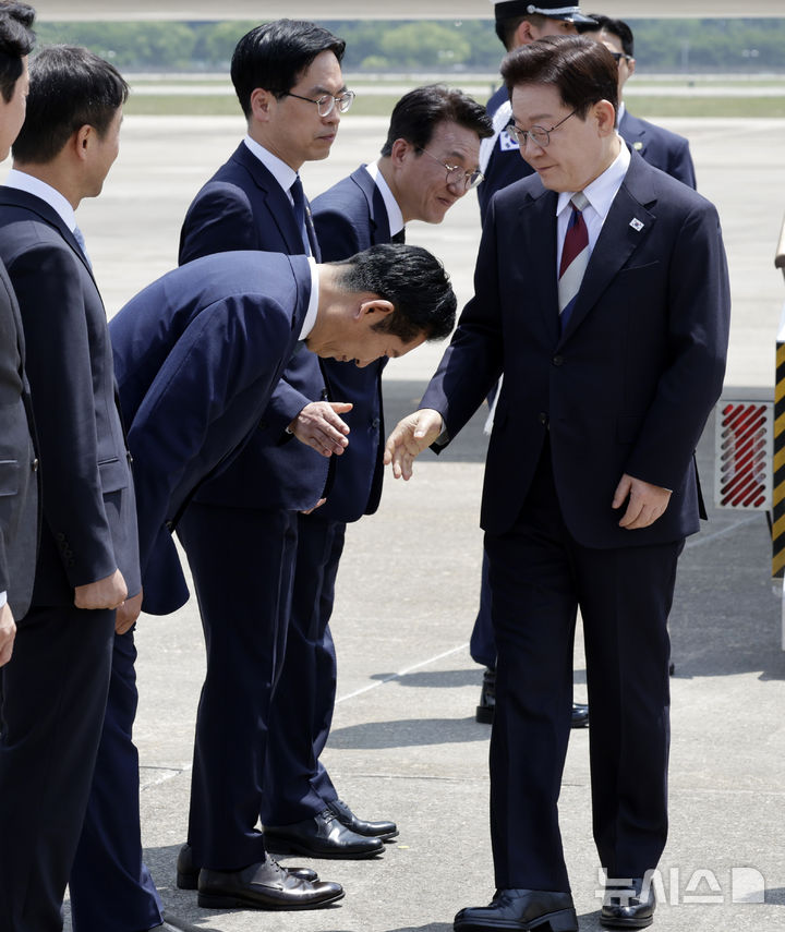 [성남=뉴시스] 최동준 기자 = G7 정상회의 등 유럽 순방 일정을 마친 이재명 대통령이 18일 경기 성남 서울공항에 도착해 정청래 더불어민주당 대표와 인사하고 있다. 2026.06.18. photocdj@newsis.com