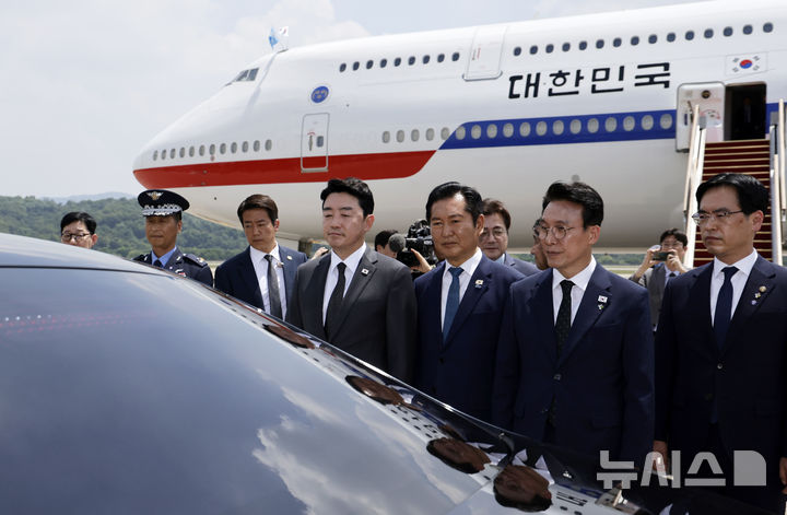 [성남=뉴시스] 최동준 기자 = 강훈식(왼쪽부터) 비서실장, 정청래 더불어민주당 대표, 김민석 국무총리, 김민재 행정안전부 차관이 18일 경기 성남 서울공항에서 G7 정상회의 등 유럽 순방 일정을 마치고 귀국한 이재명 대통령과 김혜경 여사가 탑승한 차량 앞에 서 있다. 2026.06.18. photocdj@newsis.com