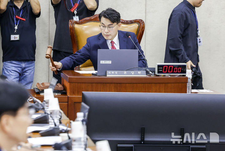 [서울=뉴시스] 정병혁 기자 = 윤상현 국조특위 위원장이 18일 서울 여의도 국회에서 열린 전국동시지방선거투표용지부족사태등국민참정권침해진상규명및선거관리개혁을위한국정조사특별위원회 전체회의에서 의사봉을 두드리고 있다. 2026.06.18. jhope@newsis.com