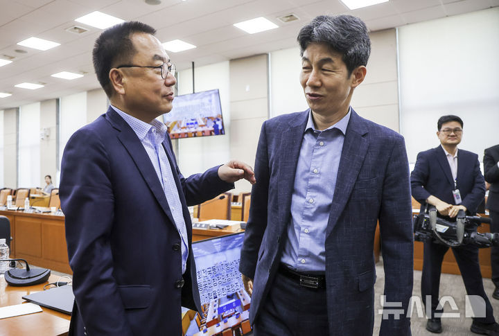 [서울=뉴시스] 정병혁 기자 = 윤건영(오른쪽) 더불어민주당 국조특위 간사와 서범수 국민의힘 간사가 18일 서울 여의도 국회에서 열린 전국동시지방선거투표용지부족사태등국민참정권침해진상규명및선거관리개혁을위한국정조사특별위원회 전체회의에서 대화를 나누고 있다. 2026.06.18. jhope@newsis.com