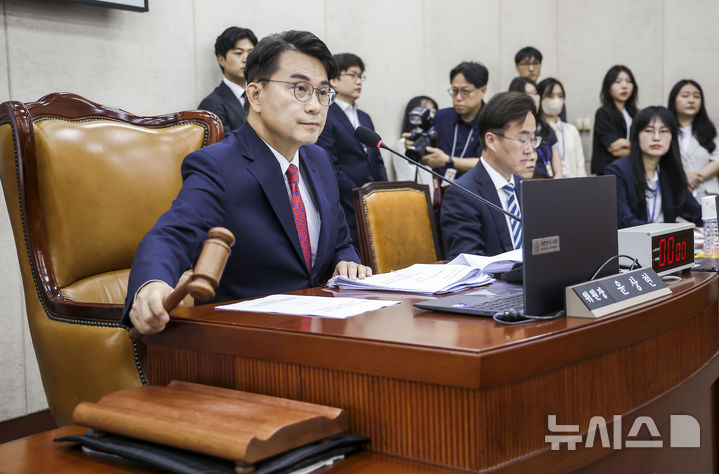 [서울=뉴시스] 정병혁 기자 = 윤상현 국조특위 위원장이 18일 서울 여의도 국회에서 열린 전국동시지방선거투표용지부족사태등국민참정권침해진상규명및선거관리개혁을위한국정조사특별위원회 전체회의에서 의사봉을 두드리고 있다. 2026.06.18. jhope@newsis.com