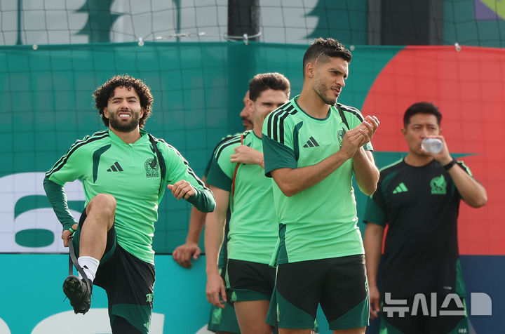 [사포판(멕시코)=뉴시스] 김명년 기자 = 멕시코 축구 국가대표팀 라울 히메네스가 17일(현지 시간) 대한민국을 상대로한 월드컵 조별리그 2차전을 앞두고 멕시코 과달라하라 인근 사포판에 위치한 스포츠 아레나에서 훈련 중 박수치고 있다. 2026.06.18. kmn@newsis.com