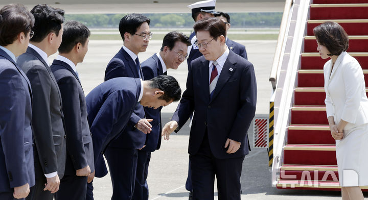 [성남=뉴시스] 최동준 기자 = G7 정상회의 등 유럽 순방 일정을 마친 이재명 대통령이 18일 경기 성남 서울공항에 도착해 정청래 더불어민주당 대표와 인사하고 있다. 2026.06.18. photocdj@newsis.com
