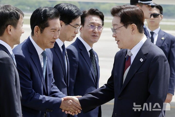 [성남=뉴시스] 최동준 기자 = G7 정상회의 등 유럽 순방 일정을 마친 이재명 대통령이 18일 경기 성남 서울공항에 도착해 정청래 더불어민주당 대표와 인사하고 있다. 2026.06.18. photocdj@newsis.com