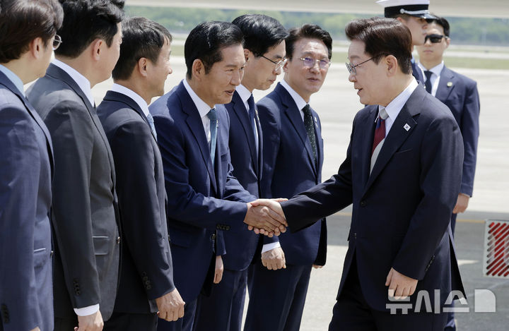 [성남=뉴시스] 최동준 기자 = G7 정상회의 등 유럽 순방 일정을 마친 이재명 대통령이 18일 경기 성남 서울공항에 도착해 정청래 더불어민주당 대표와 인사하고 있다. 2026.06.18. photocdj@newsis.com