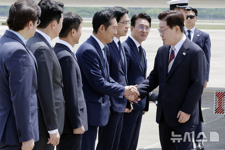 [성남=뉴시스] 최동준 기자 = G7 정상회의 등 유럽 순방 일정을 마친 이재명 대통령이 18일 경기 성남 서울공항에 도착해 정청래 더불어민주당 대표와 인사하고 있다. 2026.06.18. photocdj@newsis.com