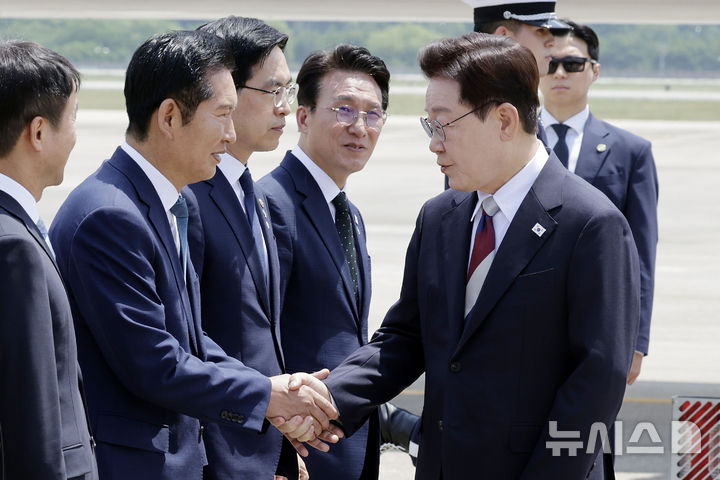 [성남=뉴시스] 최동준 기자 = G7 정상회의 등 유럽 순방 일정을 마친 이재명 대통령이 18일 경기 성남 서울공항에 도착해 정청래 더불어민주당 대표와 인사하고 있다. 2026.06.18. photocdj@newsis.com
