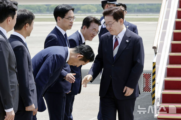 [성남=뉴시스] 최동준 기자 = G7 정상회의 등 유럽 순방 일정을 마친 이재명 대통령이 18일 경기 성남 서울공항에 도착해 정청래 더불어민주당 대표와 인사하고 있다. 2026.06.18. photocdj@newsis.com