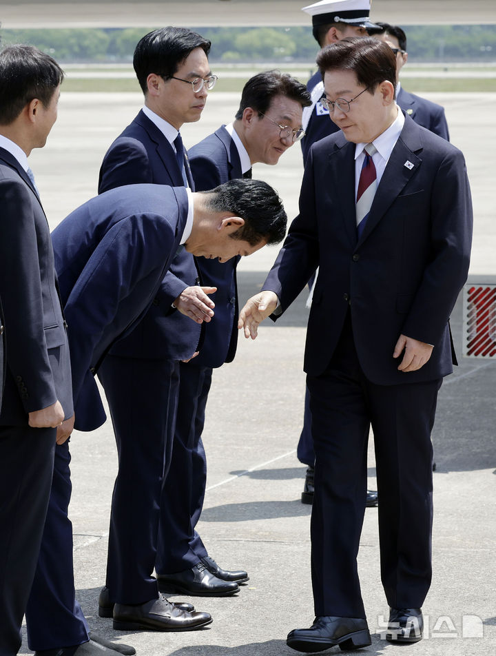 [성남=뉴시스] 최동준 기자 = G7 정상회의 등 유럽 순방 일정을 마친 이재명 대통령이 18일 경기 성남 서울공항에 도착해 정청래 더불어민주당 대표와 인사하고 있다. 2026.06.18. photocdj@newsis.com