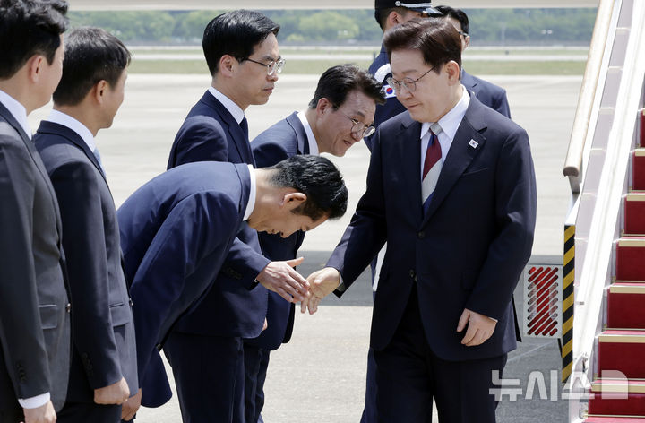 [성남=뉴시스] 최동준 기자 = G7 정상회의 등 유럽 순방 일정을 마친 이재명 대통령이 18일 경기 성남 서울공항에 도착해 정청래 더불어민주당 대표와 인사하고 있다. 2026.06.18. photocdj@newsis.com