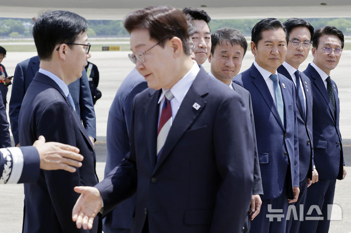 [성남=뉴시스] 최동준 기자 = 김민석(오른쪽부터) 국무총리, 김민재 행정안전부 차관, 정청래 더불어민주당 대표, 한병도 더불어민주당 원내대표, 강훈식 비서실장이 18일 경기 성남 서울공항에서 G7 정상회의 등 유럽 순방을 마치고 귀국한 이재명 대통령을 맞이하고 있다. 2026.06.18. photocdj@newsis.com