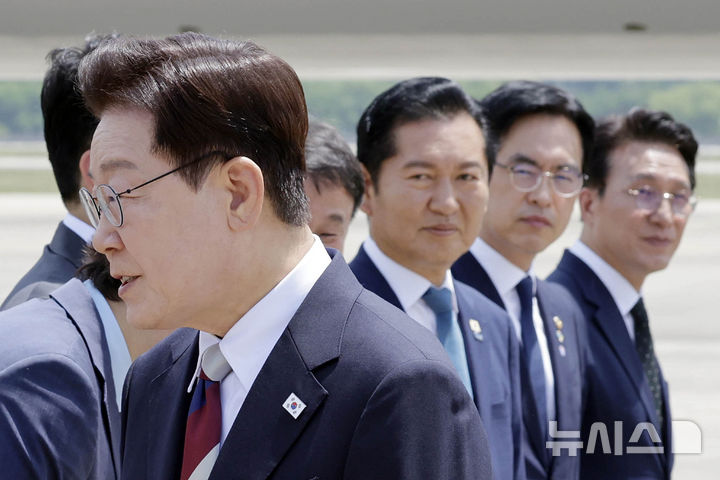[성남=뉴시스] 최동준 기자 = G7 정상회의 등 유럽 순방 일정을 마친 이재명 대통령이 18일 경기 성남 서울공항에 도착해 환영 인사들과 인사하고 있다. 오른쪽부터 김민석 국무총리, 김민재 행정안전부 차관, 정청래 더불어민주당 대표. 2026.06.18. photocdj@newsis.com