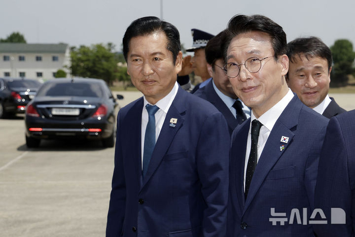 [성남=뉴시스] 최동준 기자 = 김민석 국무총리와 정청래 더불어민주당 대표가 18일 경기 성남 서울공항에서 G7 정상회의 등 유럽 순방을 마치고 귀국한 이재명 대통령의 차량 출발을 기다리고 있다. 2026.06.18. photocdj@newsis.com