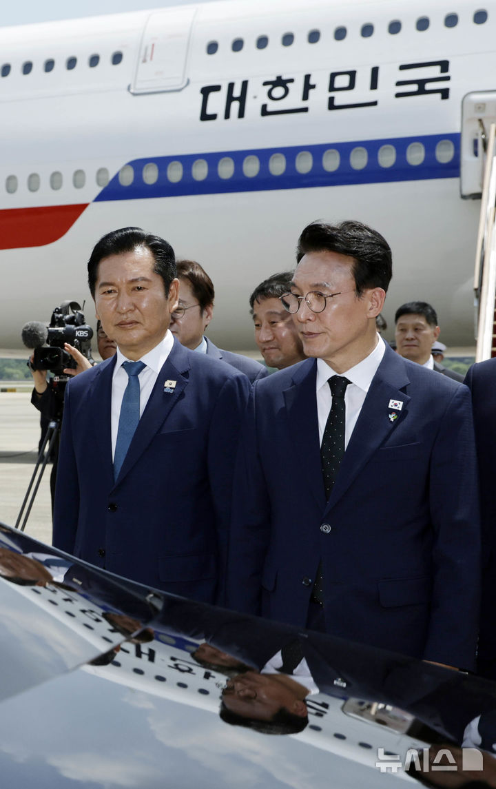 [성남=뉴시스] 최동준 기자 = 김민석 국무총리와 정청래 더불어민주당 대표가 18일 경기 성남 서울공항에서 G7 정상회의 등 유럽 순방을 마치고 귀국한 이재명 대통령의 차량 출발을 기다리고 있다. 2026.06.18. photocdj@newsis.com