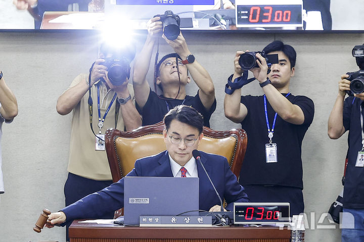 [서울=뉴시스] 정병혁 기자 = 윤상현 국조특위 위원장이 18일 서울 여의도 국회에서 열린 전국동시지방선거투표용지부족사태등국민참정권침해진상규명및선거관리개혁을위한국정조사특별위원회 전체회의를 주재하고 있다. 2026.06.18. jhope@newsis.com