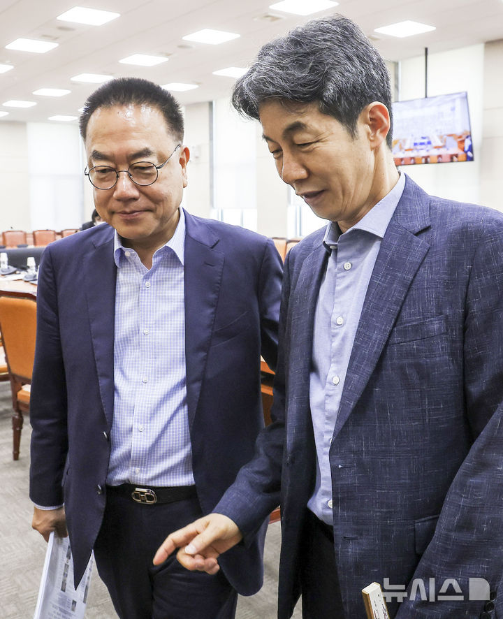 [서울=뉴시스] 정병혁 기자 = 윤건영(오른쪽) 지방선거 국조특위 여당 간사와 서범수 야당 간사가 18일 서울 여의도 국회에서 열린 전국동시지방선거투표용지부족사태등국민참정권침해진상규명및선거관리개혁을위한국정조사특별위원회 전체회의를 마친 뒤 회의장을 나서며 대화를 나누고 있다. 2026.06.18. jhope@newsis.com