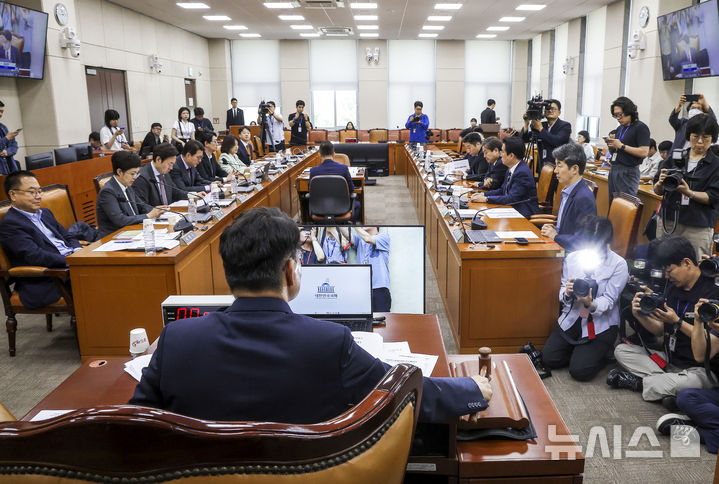 [서울=뉴시스] 정병혁 기자 = 윤상현 국조특위 위원장이 18일 서울 여의도 국회에서 열린 전국동시지방선거투표용지부족사태등국민참정권침해진상규명및선거관리개혁을위한국정조사특별위원회 전체회의를 주재하고 있다. 2026.06.18. jhope@newsis.com