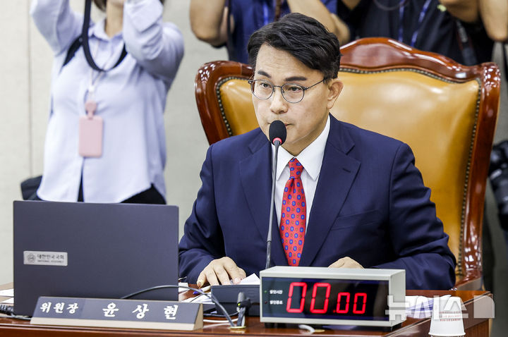 [서울=뉴시스] 정병혁 기자 = 윤상현 국조특위 위원장이 18일 서울 여의도 국회에서 열린 전국동시지방선거투표용지부족사태등국민참정권침해진상규명및선거관리개혁을위한국정조사특별위원회 전체회의를 주재하고 있다. 2026.06.18. jhope@newsis.com