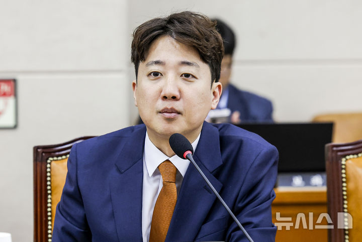 [서울=뉴시스] 정병혁 기자 = 이준석 개혁신당 대표가 삼성전자와 SK하이닉스의 전남, 광주 등 반도체 공장 유치에 대해 "기업 스스로 결정해야 할 문제"라고 이야기했다. 2026.06.18. jhope@newsis.com