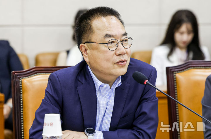 [서울=뉴시스] 정병혁 기자 = 서범수 지방선거 국조특위 야당 간사가 18일 서울 여의도 국회에서 열린 전국동시지방선거투표용지부족사태등국민참정권침해진상규명및선거관리개혁을위한국정조사특별위원회 전체회의에 참석하고 있다. 2026.06.18. jhope@newsis.com