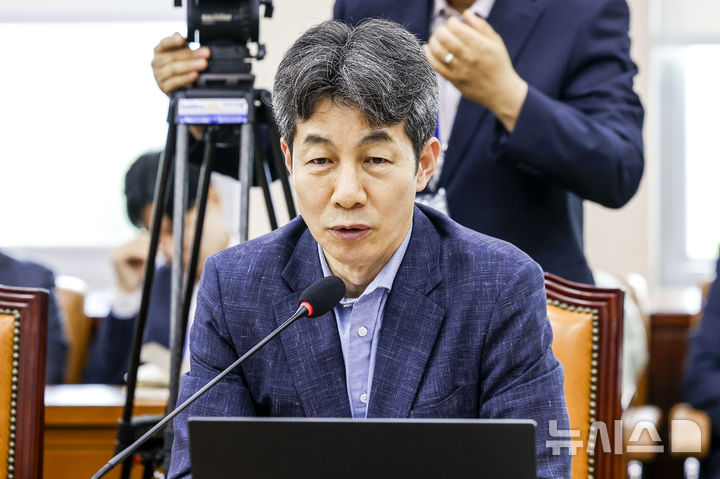 [서울=뉴시스] 정병혁 기자 = 윤건영 지방선거 국조특위 여당 간사가 18일 서울 여의도 국회에서 열린 전국동시지방선거투표용지부족사태등국민참정권침해진상규명및선거관리개혁을위한국정조사특별위원회 전체회의에서 발언하고 있다. 2026.06.18. jhope@newsis.com