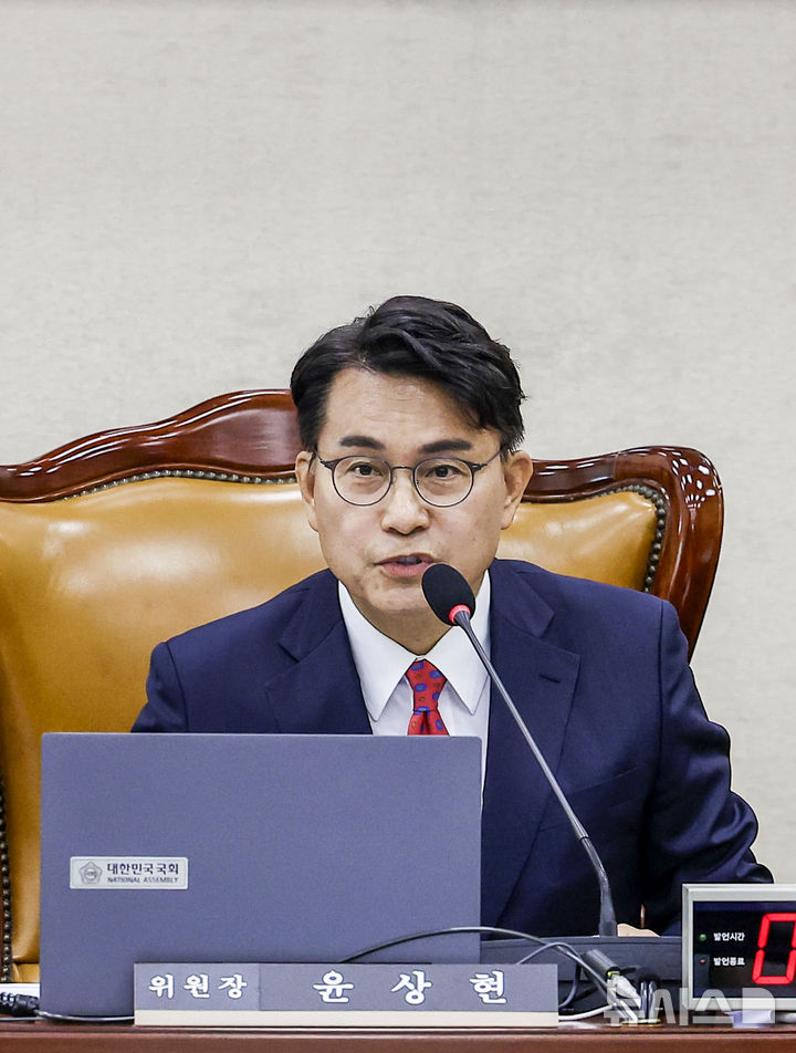 [서울=뉴시스] 정병혁 기자 = 윤상현 국조특위 위원장이 18일 서울 여의도 국회에서 열린 전국동시지방선거투표용지부족사태등국민참정권침해진상규명및선거관리개혁을위한국정조사특별위원회 전체회의에서 발언하고 있다. 2026.06.18. jhope@newsis.com