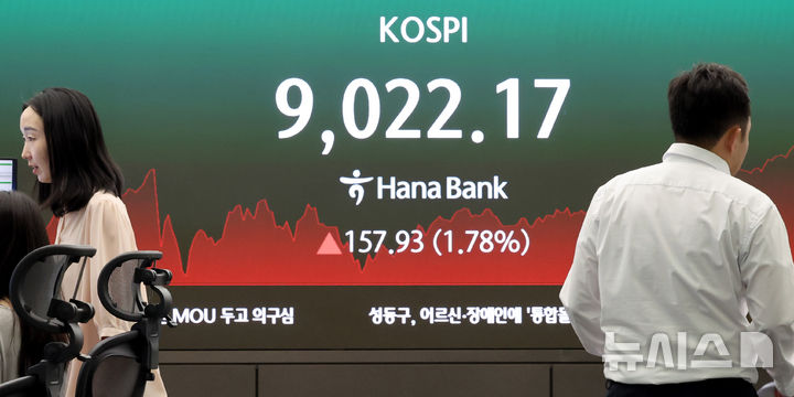 [서울=뉴시스] 박주성 기자 = 코스피가 사상 처음으로 9000선을 돌파했다. 지난달 8000포인트에 도달한 지 약 한달 만이다. 지수가 9000포인트를 넘어선 것은 이번이 처음이다. 사진은 18일 오후 서울 중구 하나은행 딜링룸에서 딜러들이 업무를 보고 있는 모습. 2026.06.18. park7691@newsis.com