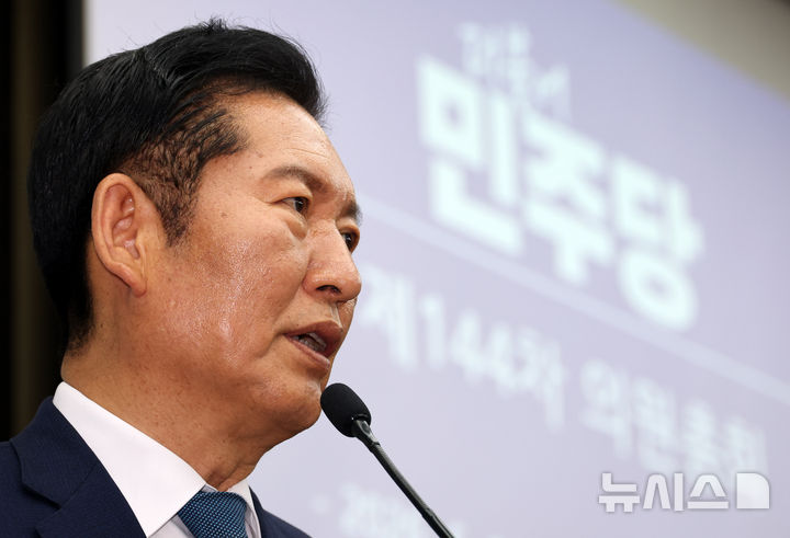 [서울=뉴시스] 최진석 기자 = 정청래 더불어민주당 대표가 18일 여의도 국회에서 열린 의원총회에서 발언하고 있다. 2026.06.18. myjs@newsis.com