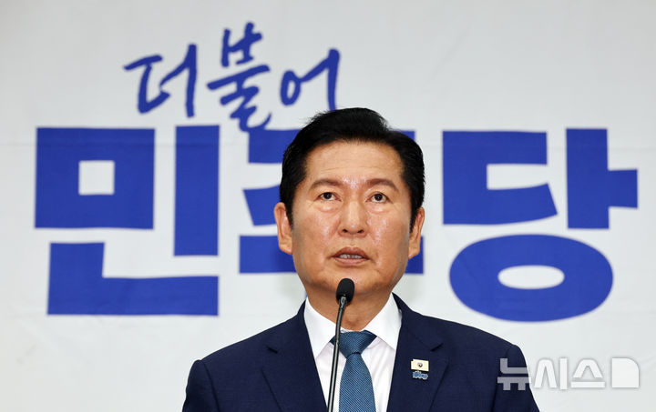 [서울=뉴시스] 최진석 기자 = 정청래 더불어민주당 대표가 18일 여의도 국회에서 열린 의원총회에서 발언하고 있다. 2026.06.18. myjs@newsis.com