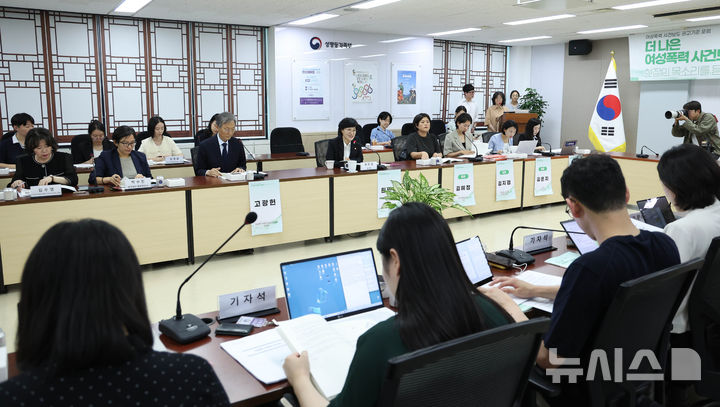 [서울=뉴시스] 조수정 기자 = 원민경 성평등가족부 장관이 지난 6월 18일 오전 서울 종로구 정부서울청사에서 열린 여성폭력사건 보도 권고기준 포럼에서 인사말 하고 있다. 2026.06.18. chocrystal@newsis.com