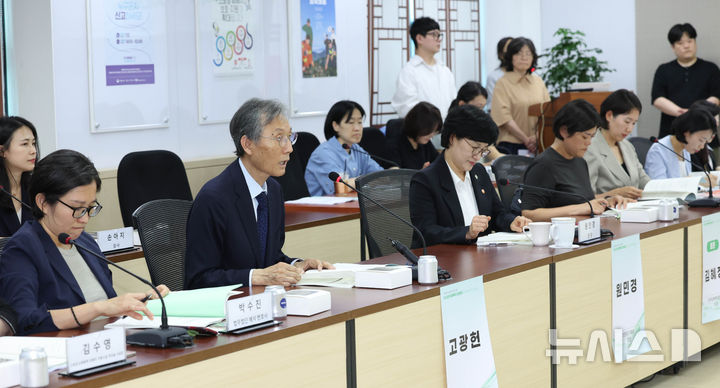 [서울=뉴시스] 조수정 기자 = 고광헌(왼쪽 두번째) 방송미디어통신심의위원회 위원장이 18일 오후 서울 종로구 정부서울청사에서 열린 성평등가족부 여성폭력사건 보도 권고기준 포럼에서 축사하고 있다. 왼쪽 세번째는 원민경 성평등가족부 장관. 2026.06.18. chocrystal@newsis.com