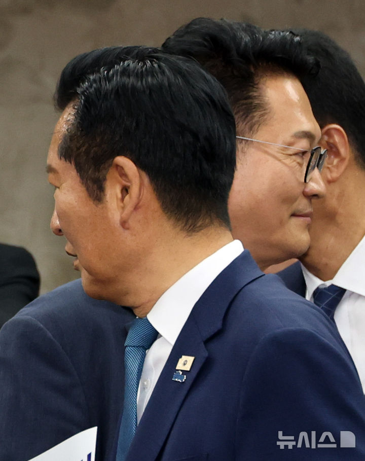 [서울=뉴시스] 최진석 기자 = 더불어민주당 정청래 대표와 송영길 의원이 18일 여의도 국회에서 열린 의원총회에서 의원들과 인사하고 있다. 2026.06.18. myjs@newsis.com