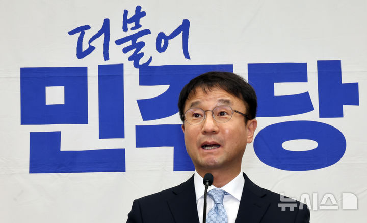 [서울=뉴시스] 최진석 기자 = 한병도 더불어민주당 원내대표가 18일 여의도 국회에서 열린 의원총회에서 발언하고 있다. 2026.06.18. myjs@newsis.com