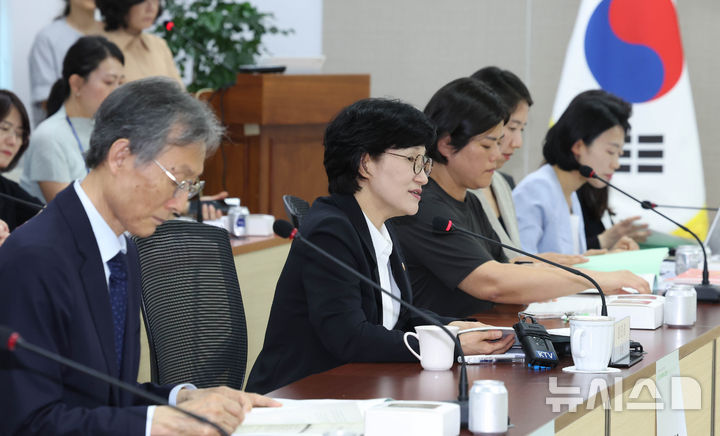 [서울=뉴시스] 조수정 기자 = 원민경(왼쪽 두번째) 성평등가족부 장관이 18일 오전 서울 종로구 정부서울청사에서 열린 여성폭력사건 보도 권고기준 포럼에서 인사말 하고 있다. 왼쪽은 고광헌 방송미디어통신심의위원회 위원장. 2026.06.18. chocrystal@newsis.com