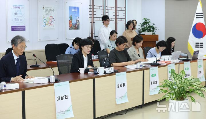 [서울=뉴시스] 조수정 기자 = 원민경 성평등가족부 장관이 지난 18일 오전 서울 종로구 정부서울청사에서 열린 여성폭력사건 보도 권고기준 포럼에서 인사말 하고 있다. 맨 왼쪽은 고광헌 방송미디어통신심의위원회 위원장. 2026.06.18. chocrystal@newsis.com