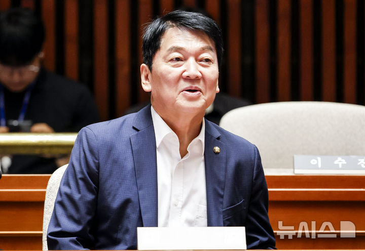 [서울=뉴시스] 정병혁 기자 = 안철수 국민의힘 의원이 지난 18일 서울 여의도 국회 예결위회의장에서 열린 의원총회에 참석하고 있다. 2026.06.18. jhope@newsis.com