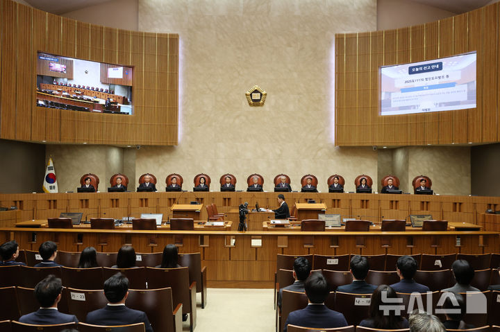 [서울=뉴시스] 황준선 기자 = 조희대(가운데) 대법원장을 비롯한 대법관들이 18일 서울 서초구 대법원에서 열린 대법원 전원합의체 선고에 참석해 있다. 대법원은 이날 운전자 바꿔치기 제안에 응해 음주 측정을 피한 운전자(전직 경찰)의 범인도피방조 혐의 사건에 대한 선고를 내린다. 2026.06.18. hwang@newsis.com