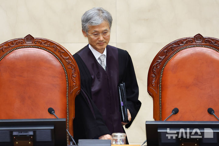 [서울=뉴시스] 황준선 기자 = 조희대 대법원장이 18일 서울 서초구 대법원에서 열린 대법원 전원합의체 선고에 참석하고 있다. 대법원은 이날 운전자 바꿔치기 제안에 응해 음주 측정을 피한 운전자(전직 경찰)의 범인도피방조 혐의 사건에 대한 선고를 내린다. 2026.06.18. hwang@newsis.com