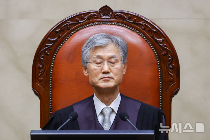[서울=뉴시스] 황준선 기자 = 조희대 대법원장이 18일 서울 서초구 대법원에서 열린 대법원 전원합의체 선고에 참석해 눈을 감고 있다. 대법원은 이날 운전자 바꿔치기 제안에 응해 음주 측정을 피한 운전자(전직 경찰)의 범인도피방조 혐의 사건에 대한 선고를 내린다. 2026.06.18. hwang@newsis.com