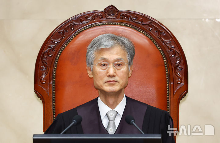 [서울=뉴시스] 황준선 기자 = 조희대 대법원장이 18일 서울 서초구 대법원에서 열린 대법원 전원합의체 선고에 참석해 있다. 대법원은 이날 운전자 바꿔치기 제안에 응해 음주 측정을 피한 운전자(전직 경찰)의 범인도피방조 혐의 사건에 대한 선고를 내린다. 2026.06.18. hwang@newsis.com
