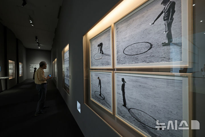 [서울=뉴시스] 박진희 기자 = 국립현대미술관은 18일 서울 종로구 국립현대미술관에서 '이것은 개념미술이 (아니)다' 전시 기자간담회를 갖고 이건용 작가의 작품 '장소의 논리'(오른쪽)를 선보이고 있다. 2026.06.18. pak7130@newsis.com