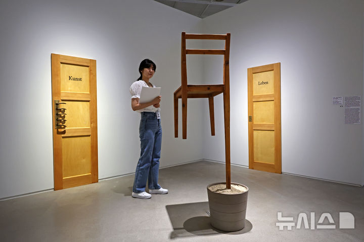 [서울=뉴시스] 박진희 기자 = 국립현대미술관은 18일 서울 종로구 국립현대미술관에서 '이것은 개념미술이 (아니)다' 전시 기자간담회를 갖고 안규철 작가의 작품 '무명작가를 위한 다섯 개의 질문'을 선보이고 있다. 2026.06.18. pak7130@newsis.com