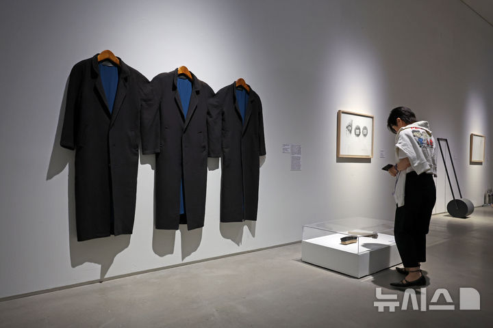 [서울=뉴시스] 박진희 기자 = 국립현대미술관은 18일 서울 종로구 국립현대미술관에서 '이것은 개념미술이 (아니)다' 전시 기자간담회를 갖고 안규철 작가의 '단결, 권력, 자유'(왼쪽) 작품과 '개인, 자유, 국유' 작품을 선보이고 있다. 2026.06.18. pak7130@newsis.com